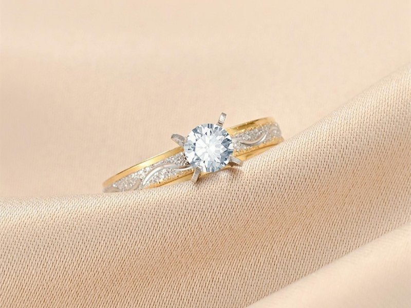 Halo vs Solitaire Engagement Ring Settings