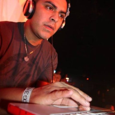 1001590_712691315425993_927389786_n